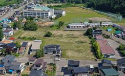 　ヒグマに襲われた男性が倒れていた現場（中央）。右上はグループホーム＝１３日午前、北海道福島町（ドローンから）