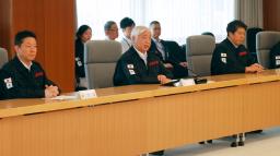 　防衛省で開かれた「自衛隊統合防災演習」の対策本部会議。中央は中谷防衛相＝１４日午前