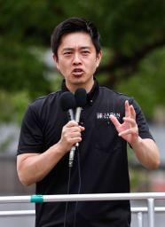 　街頭演説する日本維新の会の吉村代表＝１４日午後、兵庫県尼崎市