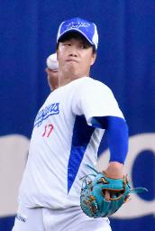 　キャッチボールで調整する中日・柳＝バンテリンドーム