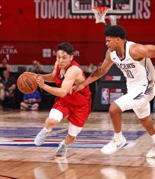 　ブルズの一員としてペーサーズ戦でプレーする河村（左）＝ラスベガス（ＮＢＡＥ・ゲッティ＝共同）