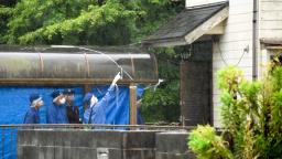 　男性の遺体が見つかった住宅を調べる茨城県警の捜査員ら＝１５日午前１１時２６分、茨城県河内町