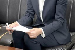 　和解後、記者会見する自殺した男性教諭の妻＝１７日午前、名古屋市