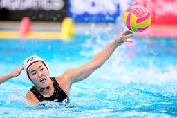 　女子決勝トーナメント１回戦、日本―英国　第２ピリオド、シュートする河口＝シンガポール（共同）