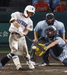 <p>　県岐阜商―東海大熊本星翔　８回表県岐阜商２死一、二塁、駒瀬が右前に勝ち越し打を放つ。捕手比嘉＝甲子園</p>