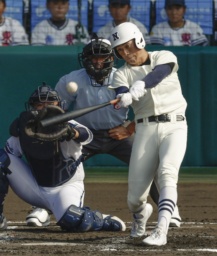 <p>　高川学園―日大三　１回裏日大三２死二、三塁、安部が左越えに２点三塁打を放つ。捕手遠矢＝甲子園</p>