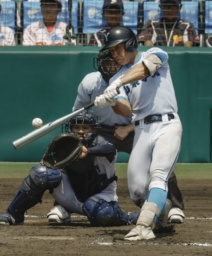<p>　山梨学院―岡山学芸館　５回表山梨学院２死一、二塁、萬場が左中間に２点二塁打を放つ。捕手佐藤滉＝甲子園</p>