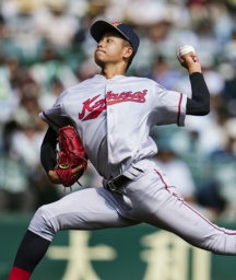 <p>　尽誠学園戦の６回から２番手で登板した京都国際・西村＝甲子園</p>