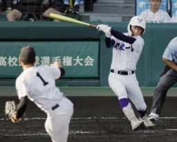 <p>　関東第一―創成館　３回表関東第一１死満塁、坂本が右前に先制２点打を放つ。投手森下＝甲子園</p>