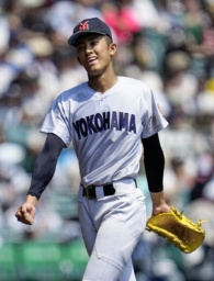 <p>　津田学園を完封し、笑顔を見せる横浜・織田＝甲子園</p>