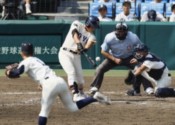 <p>　東洋大姫路―西日本短大付　５回表東洋大姫路２死一、二塁、白鳥が中前に適時打を放つ。投手中野、捕手山下＝甲子園</p>