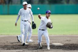 <p>　調整する県岐阜商の選手たち＝兵庫県西宮市</p>