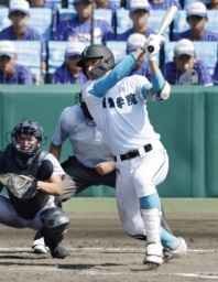 <p>　京都国際―山梨学院　５回裏山梨学院１死満塁、菰田が右越えに走者一掃の三塁打を放つ。捕手猪股＝甲子園</p>