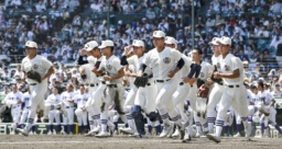 <p>　関東第一に勝利し、駆け出す日大三ナイン＝甲子園</p>