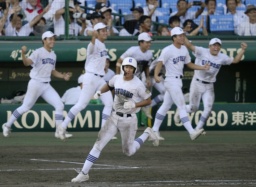 <p>　県岐阜商―横浜　タイブレークの１１回裏、サヨナラ打を放ち、喜ぶ坂口（手前）ら県岐阜商ナイン＝甲子園</p>