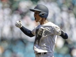 <p>　沖縄尚学―山梨学院　７回裏、決勝打を放ち喜ぶ沖縄尚学・比嘉＝甲子園</p>