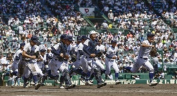 <p>　山梨学院に勝利し、駆け出す沖縄尚学ナイン＝甲子園</p>