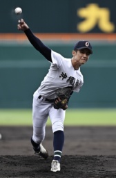 <p>　日大三戦に先発した沖縄尚学・新垣有＝甲子園</p>
