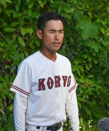 <p>　試合後、取材に応じる広陵の松本健吾新監督＝広島市</p>
