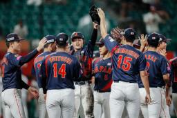 <p>　１次リーグを全勝で終え、喜ぶ日本ナイン＝沖縄セルラー</p>