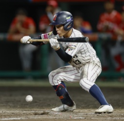 <p>　パナマ戦のタイブレークの９回、サヨナラのスクイズを決める岡部＝沖縄セルラー</p>