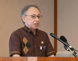 <p>　記者会見する沖縄県の玉城デニー知事＝７日午後、沖縄県庁</p>