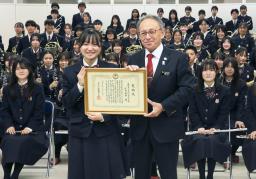 <p>　兵庫県尼崎市の市立尼崎高を訪れ、吹奏楽部に感謝状を贈った沖縄県の玉城デニー知事（手前右）＝５日午後</p>