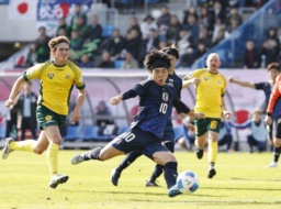 　日本―オーストラリア　前半、ゴールを決める岡田拓＝福島県Ｊヴィレッジ