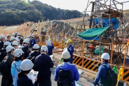 　報道陣に公開された、美浜原発のボーリング調査の現場＝１４日午後、福井県美浜町