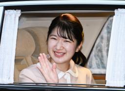 　ラオス公式訪問を前に、上皇ご夫妻にあいさつのため仙洞御所に入られる愛子さま＝１４日午後、東京都港区（代表撮影）
