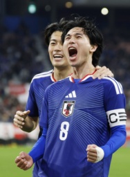 　日本―ガーナ　前半、先制ゴールを決め、雄たけびを上げる南野＝豊田スタジアム