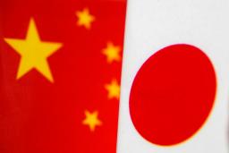 　日中両国の国旗（共同）