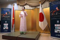 　記念式典で歌声を披露するドー・ファン・ザ・ハンさん＝１４日、ベトナムの首都ハノイ（共同）