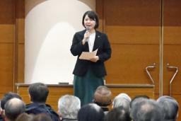 　市民との対話集会で説明する前橋市の小川晶市長＝１５日午後、前橋市