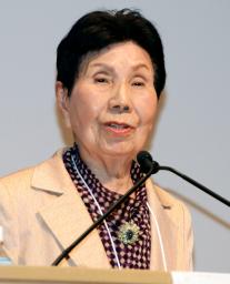 　関西大で講演する袴田巌さんの姉ひで子さん＝１５日午後、大阪府吹田市