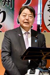 　記者団の取材に応じる林総務相＝１５日午後、長野県佐久穂町