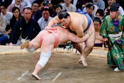 　大の里（右）が上手ひねりで宇良を下す＝福岡国際センター