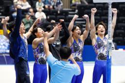 　男子で４年連続１０度目の優勝を果たし、喜ぶ徳洲会の選手たち＝高崎アリーナ