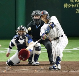 　５回、代打岸田が左中間へ勝ち越し３ランを放つ＝東京ドーム