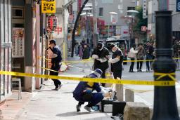 　女性が刺された東京・赤坂の現場付近を調べる警視庁の捜査員＝１６日午後０時２２分
