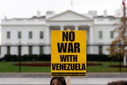 　米ホワイトハウス前で掲げられた「戦争反対」のプラカード＝１５日（ＡＰ＝共同）