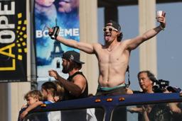 　ドジャースの優勝パレードではしゃぐエンリケ（キケ）・ヘルナンデス＝３日、ロサンゼルス（ＡＰ＝共同）