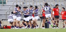 　明大―帝京大　試合終了間際、ペナルティートライで再逆転し喜ぶ明大フィフティーン＝秩父宮