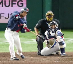 　５回、石上が右前に勝ち越し２点打を放つ＝東京ドーム