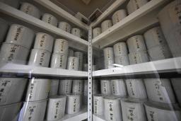 　原爆供養塔の地下納骨室に安置されている骨つぼ＝７月、広島市中区の平和記念公園