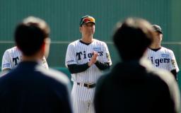 　秋季キャンプを打ち上げ、手締めをする阪神・藤川監督＝高知県安芸市