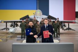 　ウクライナのゼレンスキー大統領（左）とフランスのマクロン大統領＝１７日、パリ（ウクライナ大統領府提供、ゲッティ＝共同）