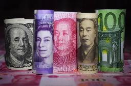 　主要通貨の紙幣。（左から）米ドル、英ポンド、中国の人民元、日本円、ユーロ（共同）
