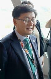 　ＣＯＰ３０の会合に出席後、報道陣の取材に応じる韓国の金星煥環境相＝１７日、ブラジル・ベレン（共同）
