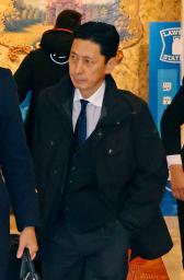 　宿泊先のホテルを出発する外務省の金井正彰アジア大洋州局長＝１８日、北京（共同）